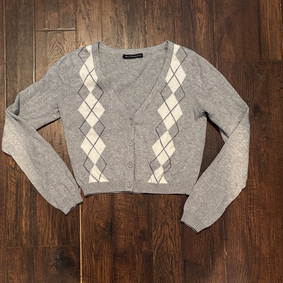 Brandy Melville Sweaters - Brandy Melville Gray Argyle V-Neck Cropped Sweater